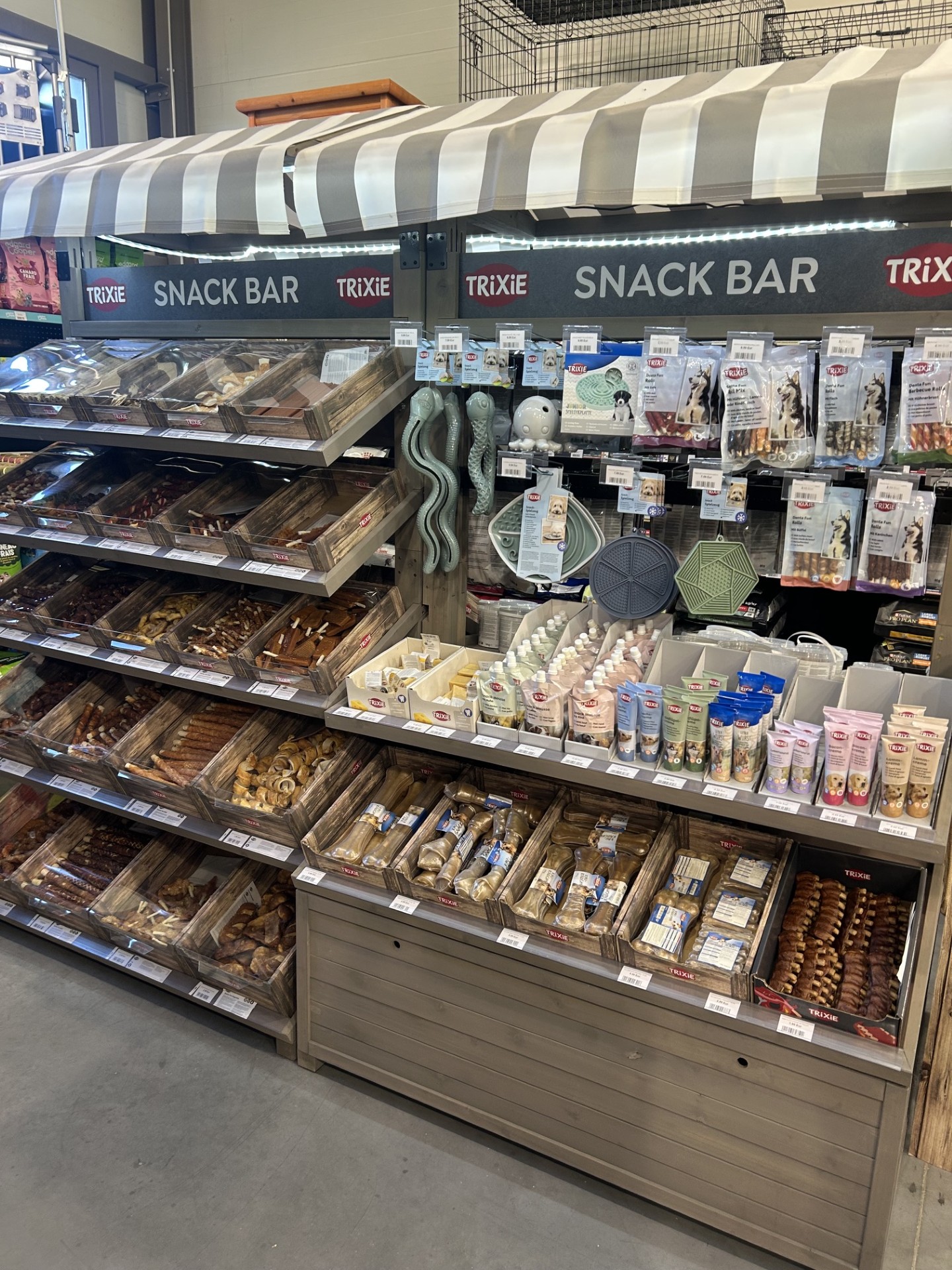 Le rayon de jouets pour chiens et chats du magasin Nutrima Chauffailles
