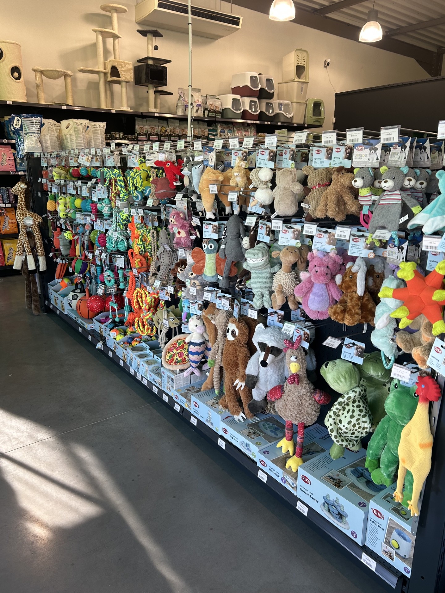 Le Snack Bar Trixie du magasin Nutrima Chauffailles, avec son choix de friandises pour chiens